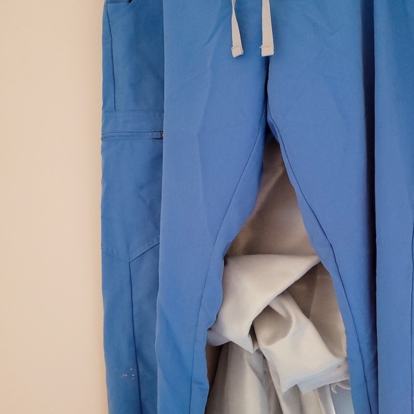 FIGS SCRUBS BUNDLE - Picture 9 of 10